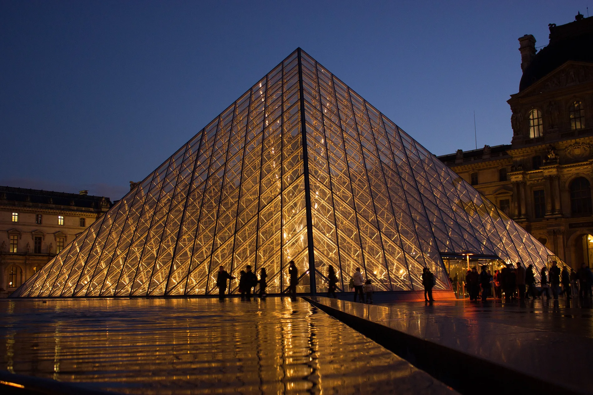Cour Napoléon, Paris — Romance in Paris