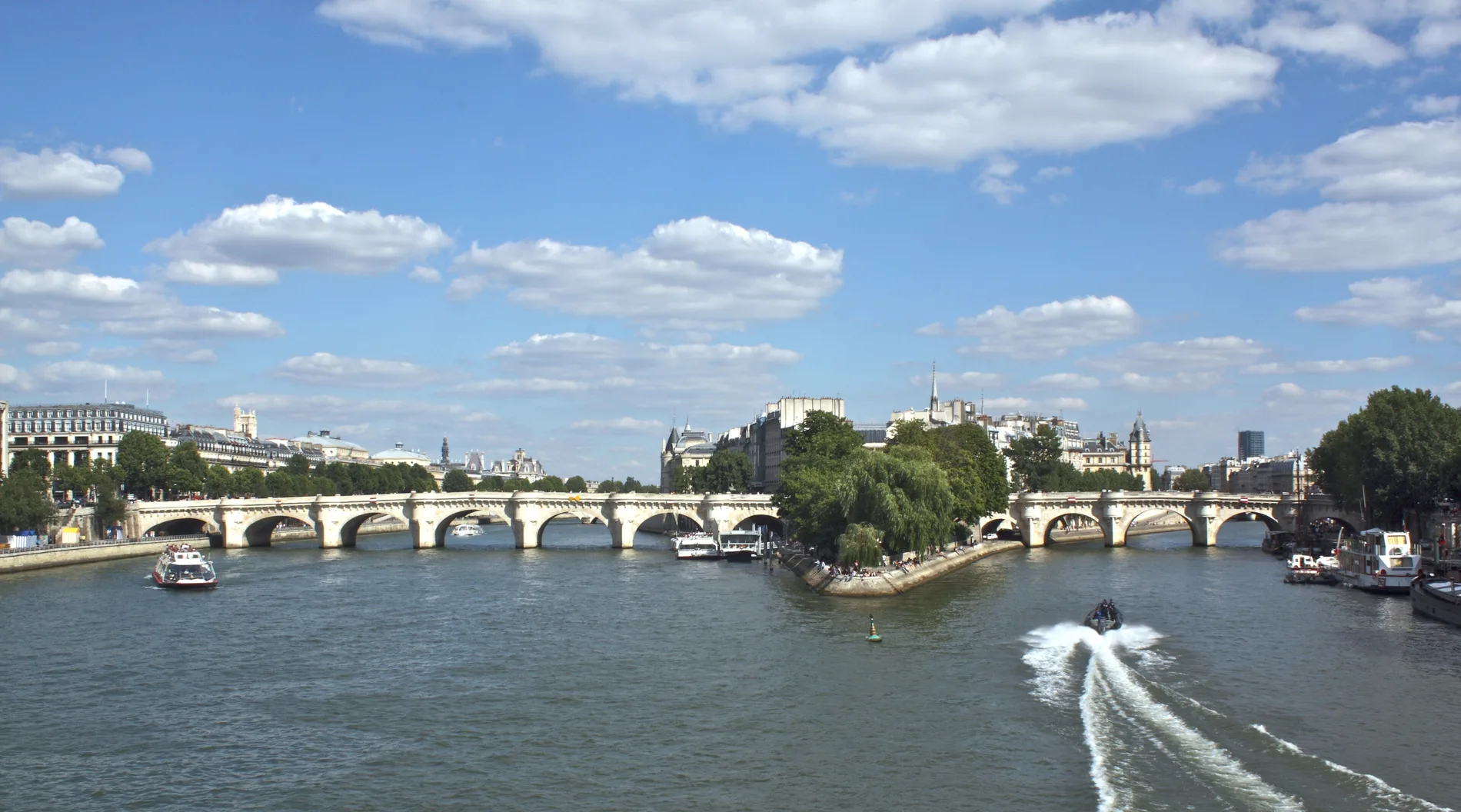 Seine Quays, Paris — Romance in Paris